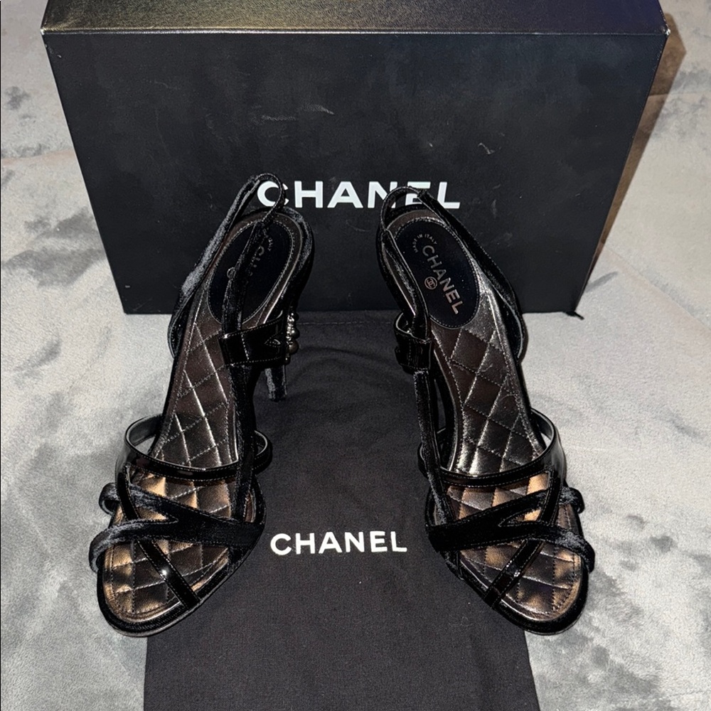 Preloved Chanel pearls n rhinestones 3” heels 👠 great condition box n dust bag.